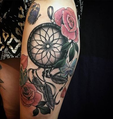  Tatouage attrape rêve avec de nombreuses fleurs colorées sur la cuisse